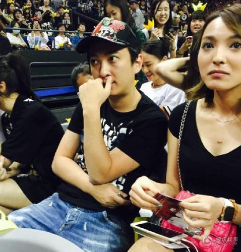 王思聪雪梨看演唱会曝雪梨来历私照 王思聪绯闻女友胸围PK
