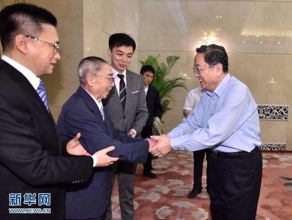 6月23日，中共中央政治局常委、全国政协主席俞正声在北京出席谭元寿先生舞台生活80周年座谈会，并会见谭元寿先生及其亲属。这是座谈会开始前，俞正声与谭元寿亲切握手交谈。 新华社记者 李涛 摄