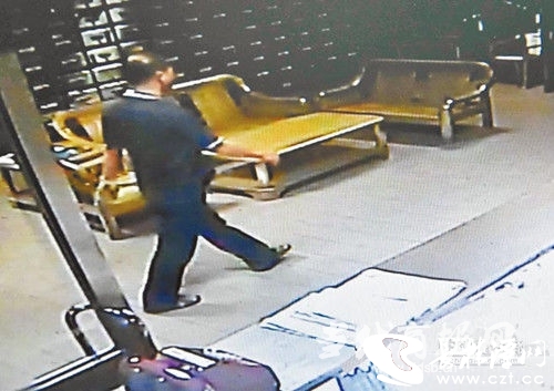 许姓死者最后走入大楼身影(图片源自网络) 许姓死者最后走入大楼身影(图片源自网络)