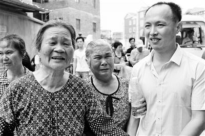 陈夏影祭祖途中与乡亲相遇 陈夏影祭祖途中与乡亲相遇