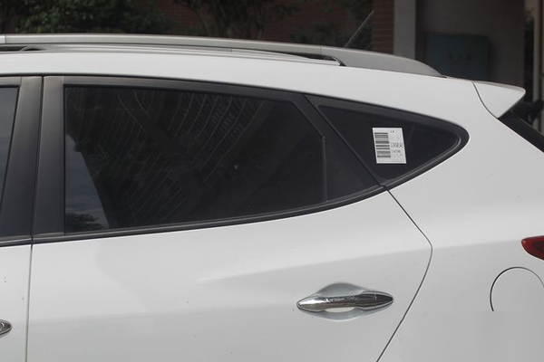 湖南4岁男童被锁车中身亡-车窗全是手印3 湖南4岁男童被锁车中身亡-车窗全是手印3