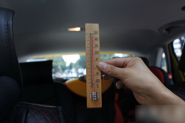 湖南4岁男童被锁车中身亡-车窗全是手印2 湖南4岁男童被锁车中身亡-车窗全是手印2