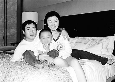 李军微博上发的与陈红家庭照 李军微博上发的与陈红家庭照