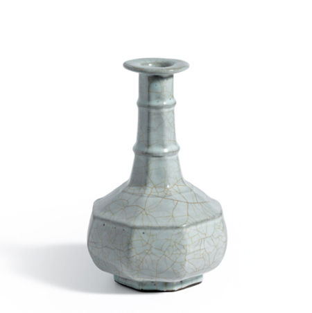 香港苏富比2015春拍 南宋官窑青釉八方弦纹盘口瓶 成交价:9190.116万元 香港苏富比2015春拍 南宋官窑青釉八方弦纹盘口瓶 成交价:9190.116万元