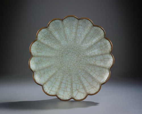 香港佳士得2014春拍 南宋官窑菊瓣盘 成交价:2080.752万元 香港佳士得2014春拍 南宋官窑菊瓣盘 成交价:2080.752万元