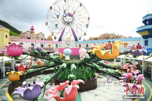 7月1日，中国首家HELLOKITTY主题公园正式开园，不少市民前来游玩。7月1日正式开园起，每周五周六都安排盛大的夜游活动，时间为当天16：00—21：00。在夜游活动上巡游的每个花车都闪烁着耀眼的光芒。整个巡游队伍在欢乐音乐的伴奏下，光彩四射，梦幻非凡。 中新社发 李晨韵 摄