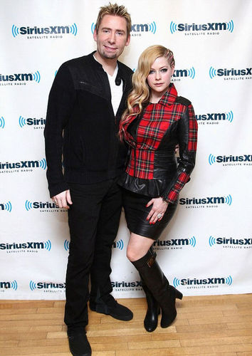 五分钱乐队的主唱，也就是艾薇儿的丈夫查德·克罗格，近日在被检查出喉头有囊肿需要手术后，取消了该乐队在北美举办的演唱会。