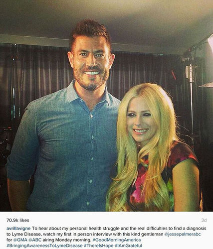 上图是艾薇儿在Instagram发布的一张她本人和杰西的合影。