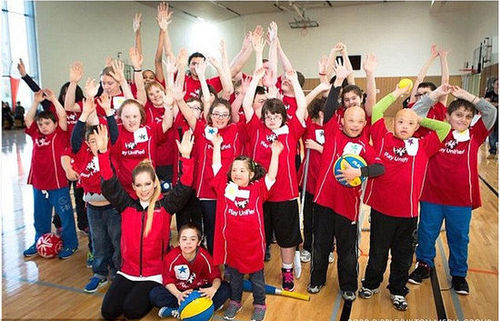 7月25日艾薇儿将在洛杉矶举办的特奥会开幕仪式上献唱新歌《Fly》，这也标志她将重返舞台。