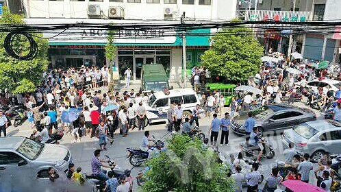 湖南银行门口枪击事件-一押款员开枪打伤青年2 湖南银行门口枪击事件-一押款员开枪打伤青年2