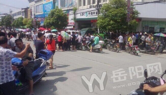 湖南银行门口枪击事件-一押款员开枪打伤青年4 湖南银行门口枪击事件-一押款员开枪打伤青年4