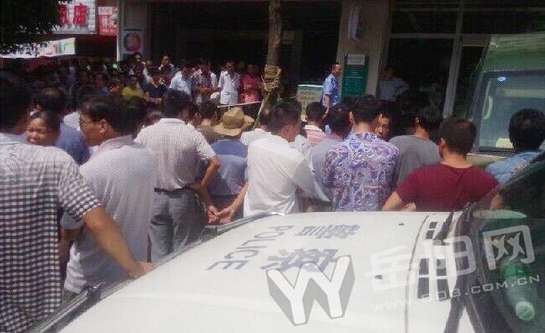 湖南银行门口枪击事件-一押款员开枪打伤青年6 湖南银行门口枪击事件-一押款员开枪打伤青年6