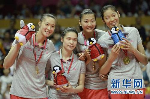 7月5日，中国队队员惠若琪（左一）、王梦洁（左二）、袁心玥（右二）、朱婷在领奖台上。当日，2015世界女排大奖赛北仑站比赛落下帷幕，中国队以3比1战胜俄罗斯队，以三战全胜的成绩夺得2015世界女排大奖赛北仑站冠军。新华社记者鞠焕宗摄 - 副本