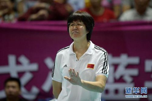 7月5日，中国队主教练郎平在比赛中指导队员。