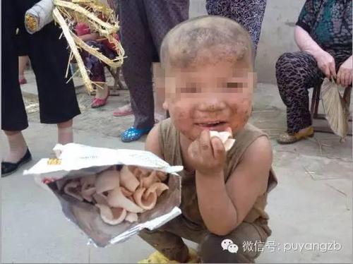 爱心人士送来的零食，小洪波开心地笑了。