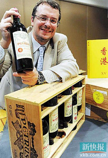2011年香港拍卖行工作人员在某大型名酒拍卖会媒体预展上介绍6瓶2000年的柏翠宝名酿,当时估价40万至56万港元。新华社发