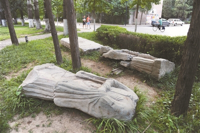 校园内的石像 校园内的石像