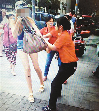 外籍模特偷衣被抓-金发美女好身材引发路人惊叹2 外籍模特偷衣被抓-金发美女好身材引发路人惊叹2