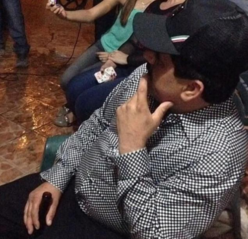 手握啤酒瓶的古斯曼 手握啤酒瓶的古斯曼