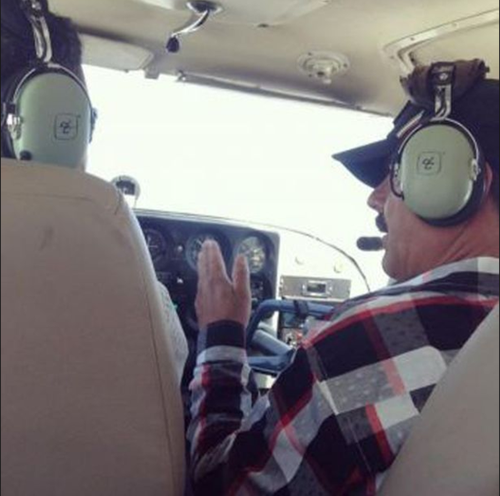 古斯曼坐在飞机驾驶舱内 古斯曼坐在飞机驾驶舱内