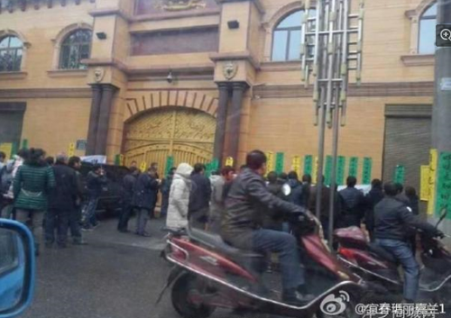 “14日中午他给我来了个电话，说他去香港了。”邹勇说，有员工看到他就在院子里。