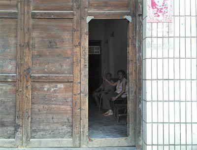 陈晓雯的爷爷、奶奶都已年迈，身体不好，但在他们眼里，晓雯算是懂事的孩子。