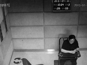 疑似王林在审讯室接受调查 疑似王林在审讯室接受调查