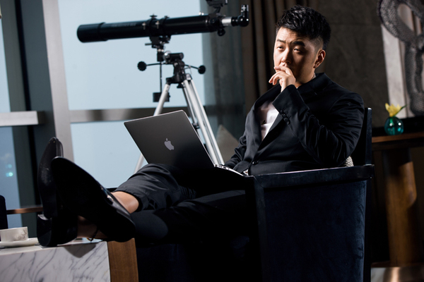 新浪娱乐讯 日前，杜海涛现身长沙，成功瘦身的他也变身超级型男，自信满满的拍摄起了写真。 西装革履、瘦了一圈的杜海涛在拍摄过程中尽显“霸道总裁”范儿