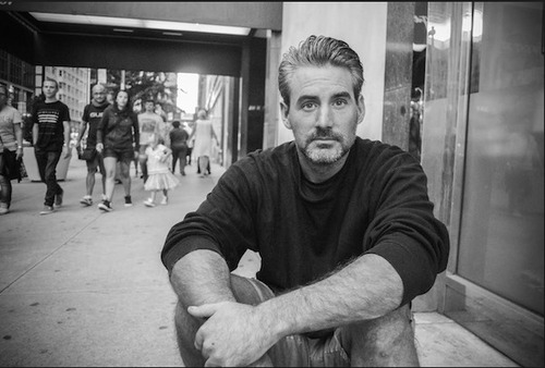 “放轻松，今天我会让你看上去更棒些。”他对每一个羞怯而警惕的流浪者说。流浪者大都会接受Mark的好意，坐下来，把脑袋交给他。