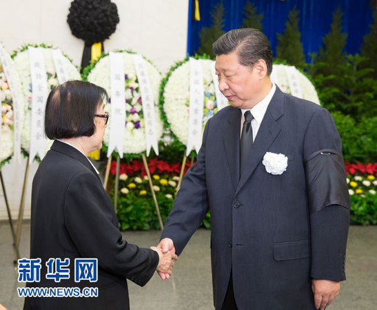 　7月20日，成思危同志遗体在北京八宝山革命公墓火化。习近平、李克强、张德江、俞正声、刘云山、王岐山、张高丽等前往八宝山送别。这是习近平与成思危亲属握手，表示深切慰问。 新华社记者 黄敬文 摄