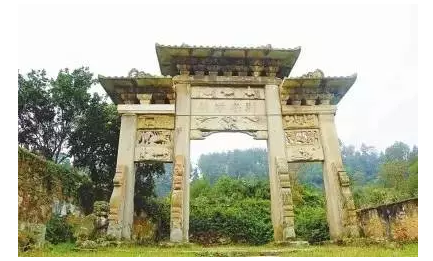 “荆南雄镇”石牌坊 “荆南雄镇”石牌坊