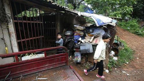 路路的家非常简陋，父母就靠收废旧品挣点收入。 春城晚报记者 周明佳 摄