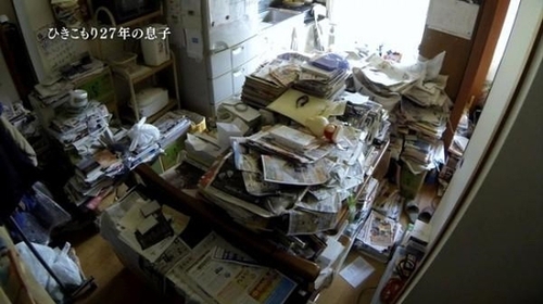 　27年来，日本第一宅男真树每天就是看电视、报纸、杂志、摆弄相机，聊天的对象仅限于如今已经69岁的母亲。