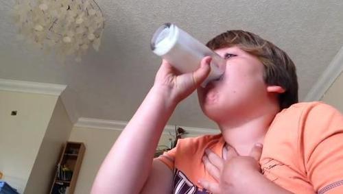 吞下辣椒后，男童被辣得呆滞，即使大口喝牛奶也无济于事。视频最后，他眼泪直流。