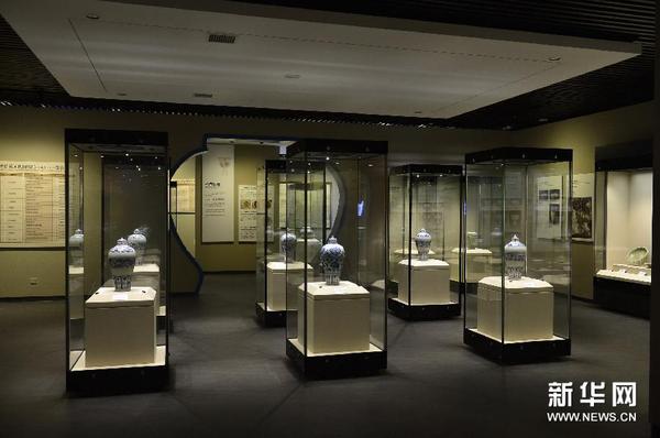 6件青花云龙、缠枝牡丹纹带盖梅瓶