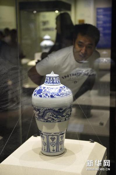 青花云龙纹带盖梅瓶