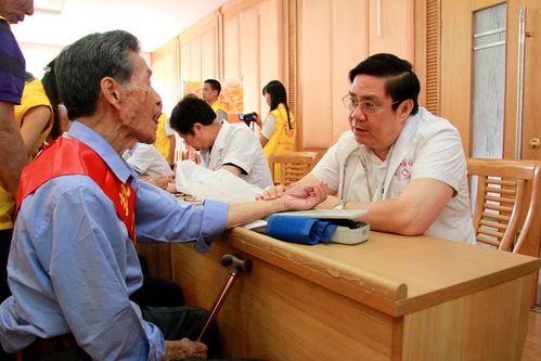 温建民(右)委员为老兵看诊 温建民(右)委员为老兵看诊