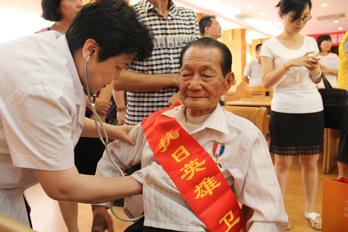 范利(右)委员为老兵看诊2 范利(右)委员为老兵看诊2