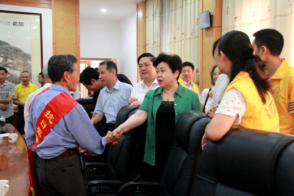 委员们与老兵亲切会面2 委员们与老兵亲切会面2