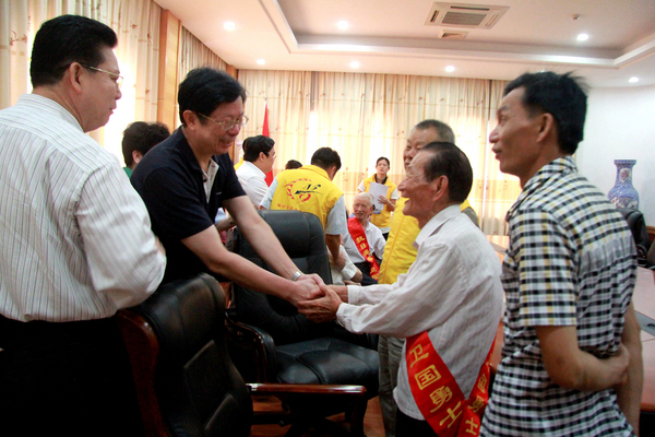 委员们与老兵亲切会面 委员们与老兵亲切会面