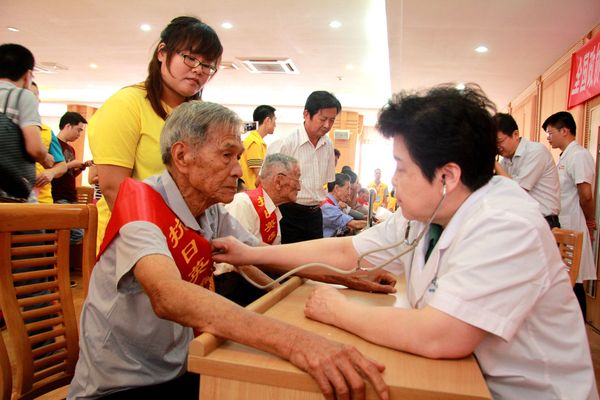 范利(右)委员为老兵看诊 范利(右)委员为老兵看诊