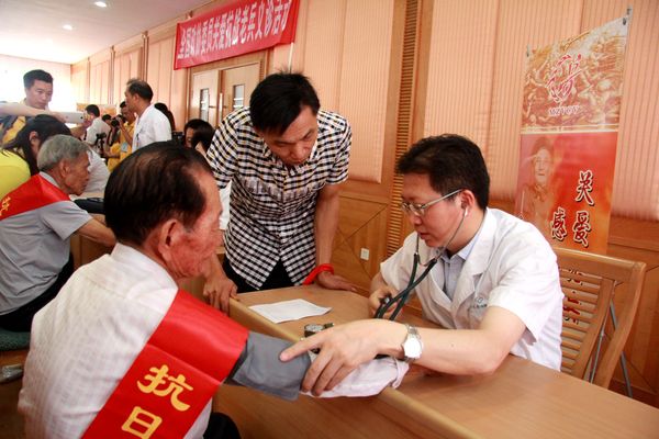 曾龙驿(右)委员为老兵看诊 曾龙驿(右)委员为老兵看诊