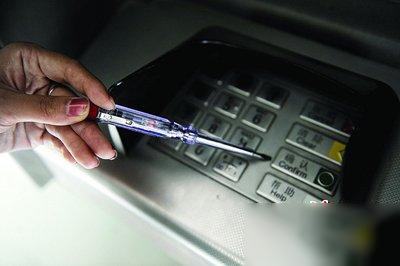 女孩atm输密码遭电击-指甲盖断裂鲜血直流-2 女孩atm输密码遭电击-指甲盖断裂鲜血直流-2