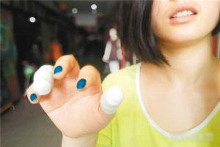 女孩atm输密码遭电击-指甲盖断裂鲜血直流-3 女孩atm输密码遭电击-指甲盖断裂鲜血直流-3