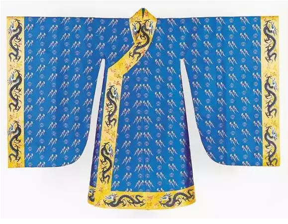 宋·五彩翟鸟纹宋锦皇后服(复原) 正面 宋·五彩翟鸟纹宋锦皇后服(复原) 正面