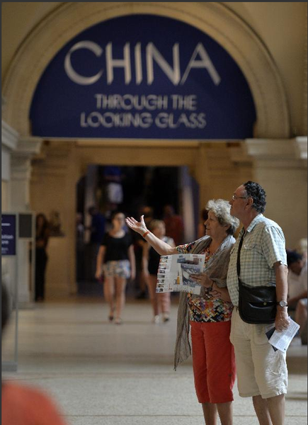 7月28日，两名参观者在美国纽约大都