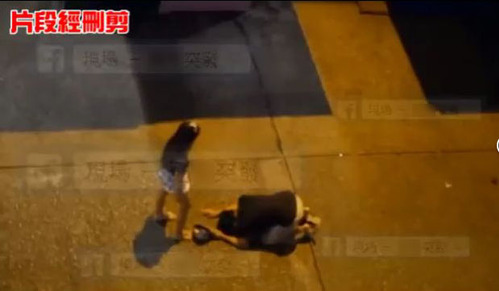 大律师陆伟雄称，即使是一个愿打一个愿捱的情侣关系，出手打人者随时亦要负上刑责，警方有权主动介入，倘事主伤势较重，可由袭击改控伤人罪，最高判刑3年，奉劝时下年轻人不要做出过火行为。