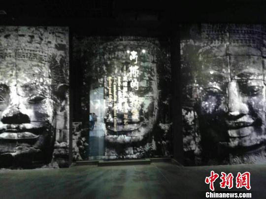 《高棉的微笑—柬埔寨吴哥文物与艺术》 记者 冽玮 摄 《高棉的微笑—柬埔寨吴哥文物与艺术》 记者 冽玮 摄