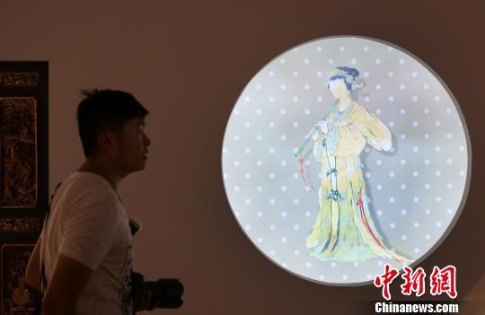 “温·婉——中国古代女性文物大展”正在南京博物院布展。 泱波 摄