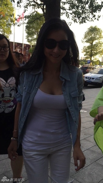 新浪娱乐讯 7月30日，张柏芝现身长沙参与《天天向上》的录制。穿着白色紧身背心的她，尽显凹凸有致的好身材，面对粉丝的镜头，她也是微笑着打招呼，心情很不错。